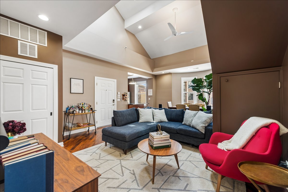 561 W Briar Place 305