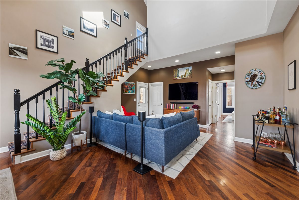 561 W Briar Place 305