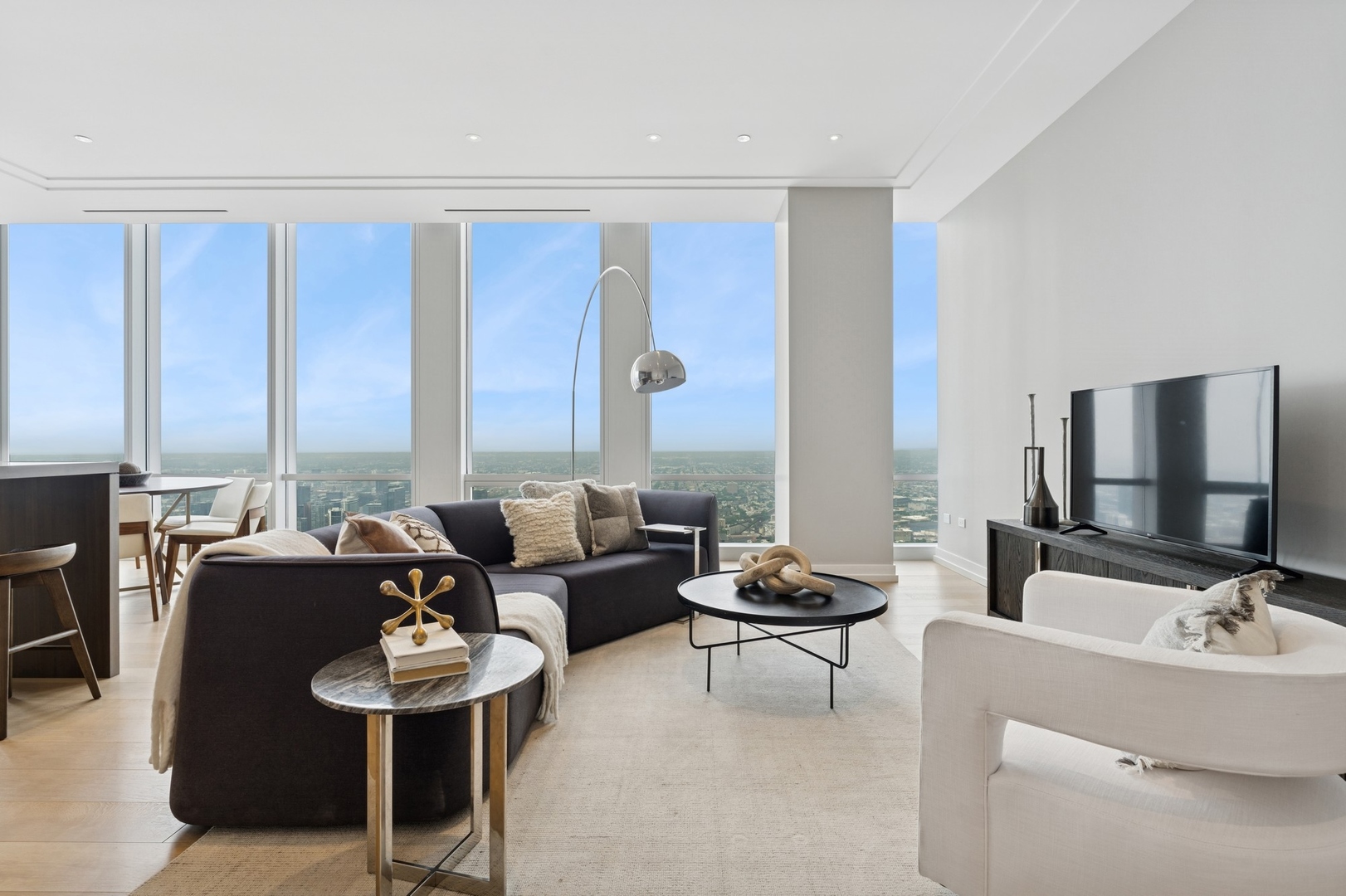 14 W Superior Street 6602