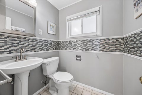 Tiny photo for 1100 N Oak Park Avenue, Oak Park, IL 60302 (MLS # 12731628)