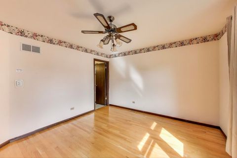 Tiny photo for 700 S Noah Terrace, Mount Prospect, IL 60056 (MLS # 12481113)