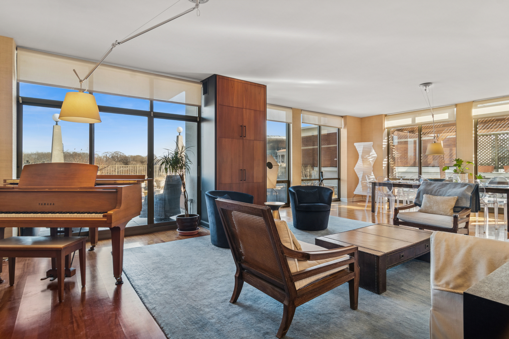 1335 S Prairie Avenue 405