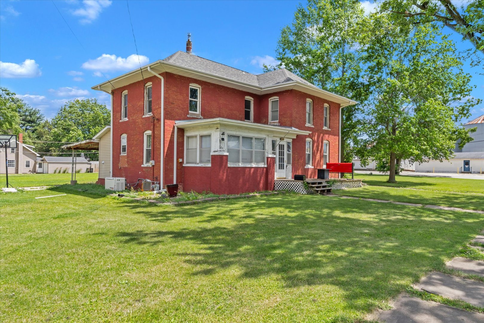 302 N Ridge Street W