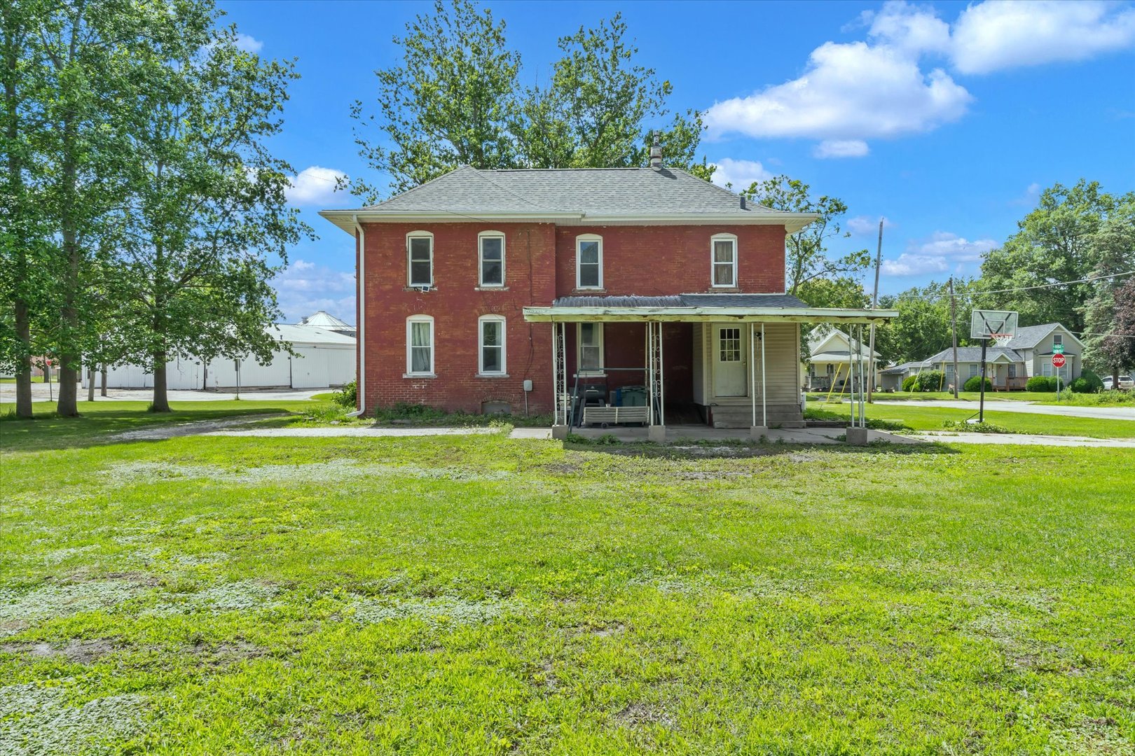 302 N Ridge Street W