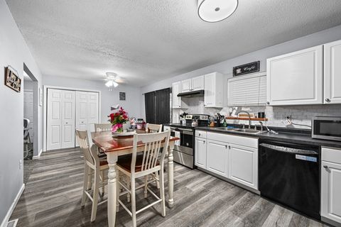 Tiny photo for 2635 N Elsie Avenue, Davenport, IA 52804 (MLS # 12568474)