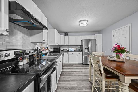 Tiny photo for 2635 N Elsie Avenue, Davenport, IA 52804 (MLS # 12568474)