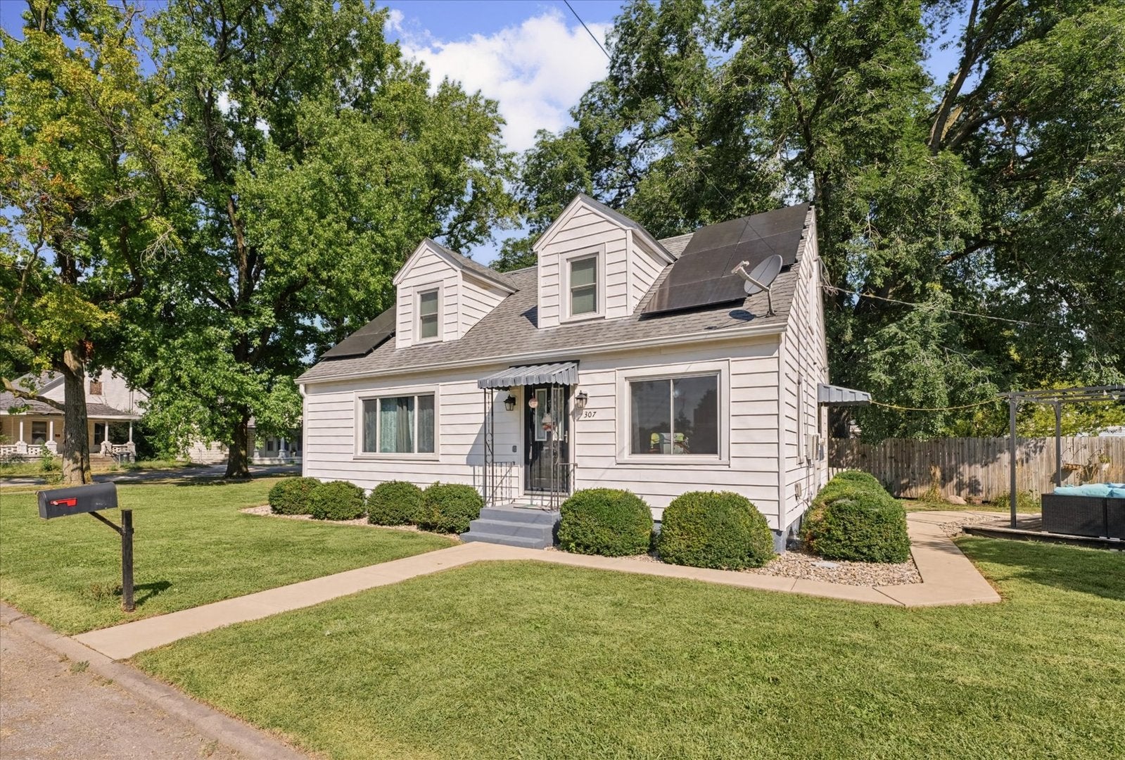 307 W GREEN Street