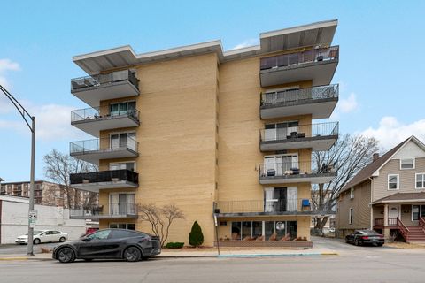 Tiny photo for 320 Circle Avenue #403, Forest Park, IL 60130 (MLS # 12580184)