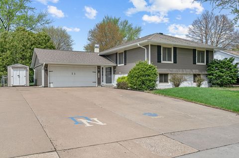 Photo of 1428 W 57th Street, Davenport, IA 52806 (MLS # 12619685)