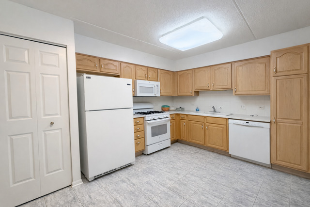 7081 W Touhy Avenue 410