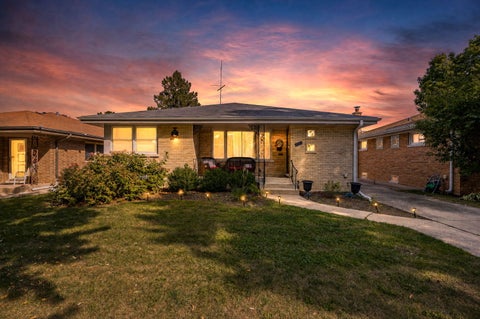 Tiny photo for 937 Robinhood Lane, La Grange Park, IL 60526 (MLS # 12574179)