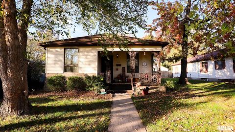 Photo of 806 E BOULEVARD Street, Marion, IL 62959 (MLS # QC4268915)