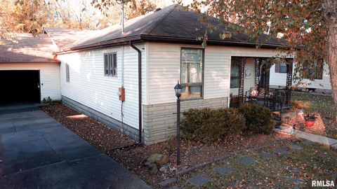 Tiny photo for 806 E BOULEVARD Street, Marion, IL 62959 (MLS # QC4268915)
