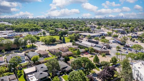 Tiny photo for 6819 N Keystone Avenue, Lincolnwood, IL 60712 (MLS # 12684704)