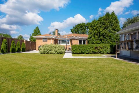 Tiny photo for 6819 N Keystone Avenue, Lincolnwood, IL 60712 (MLS # 12684704)