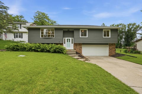 Photo of 1721 E 42nd Court, Davenport, IA 52807 (MLS # 12713799)