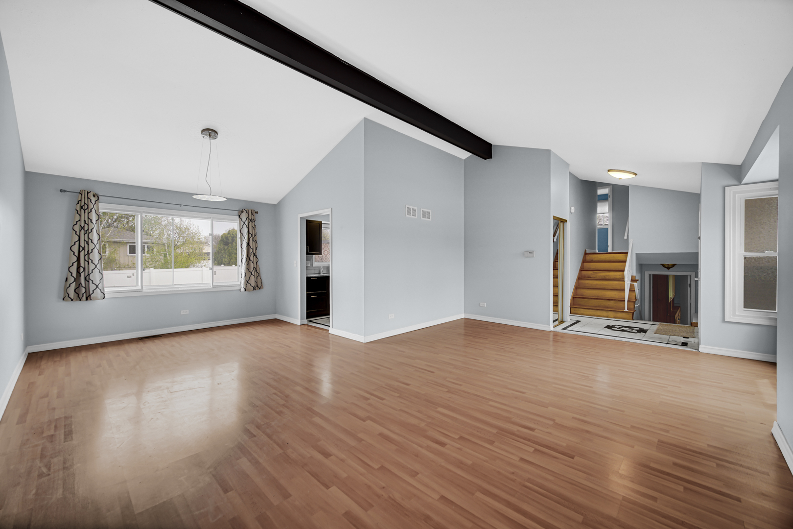 817 Kings Point Drive W