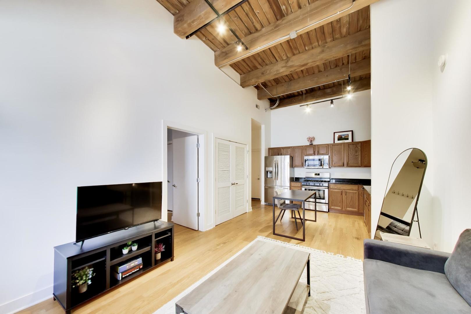 1050 W HUBBARD Street 1C