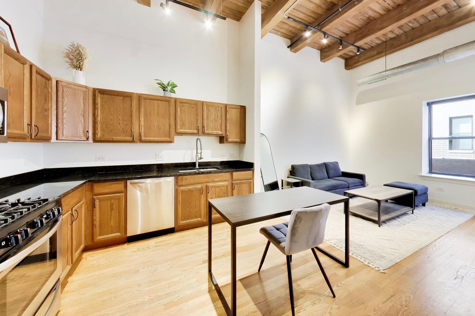 1050 W HUBBARD Street 1C