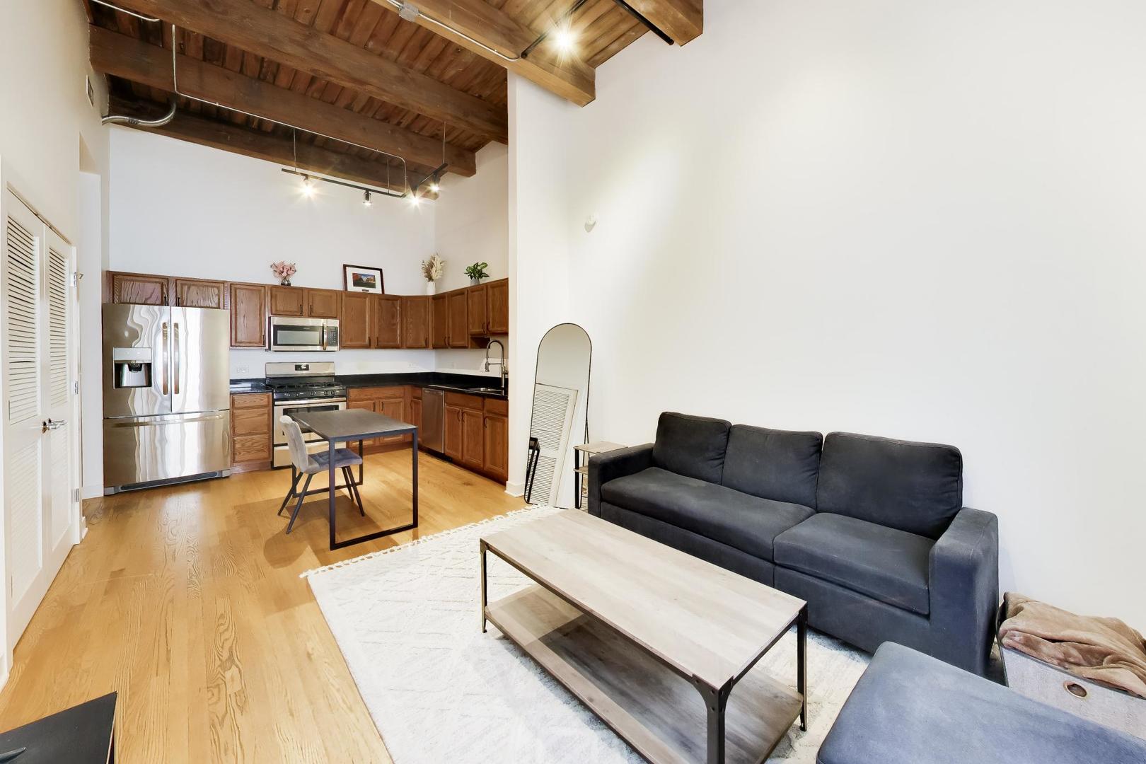 1050 W HUBBARD Street 1C