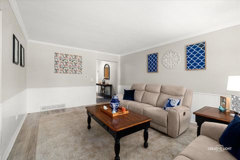 Tiny photo for 742 N Glenwood Place, Aurora, IL 60506 (MLS # 12531337)