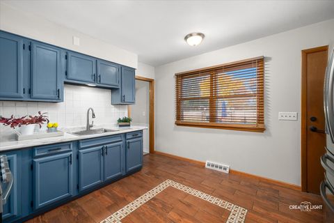 Tiny photo for 742 N Glenwood Place, Aurora, IL 60506 (MLS # 12531337)