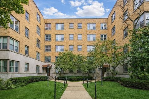 Photo of 2600 W Balmoral Avenue #402, Chicago, IL 60625 (MLS # 12620617)