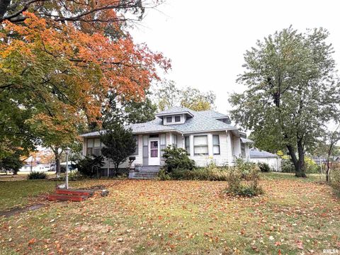 Photo of 523 W 4TH Street, Centralia, IL 62801 (MLS # EB460307)