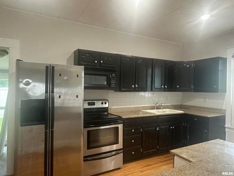 Tiny photo for 604 W WALNUT Street, Carbondale, IL 62901 (MLS # EB458581)