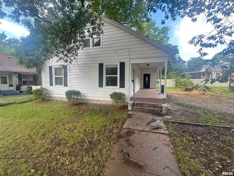 Tiny photo for 604 W WALNUT Street, Carbondale, IL 62901 (MLS # EB458581)