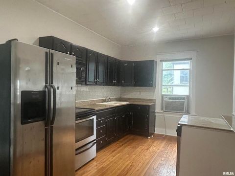 Tiny photo for 604 W WALNUT Street, Carbondale, IL 62901 (MLS # EB458581)