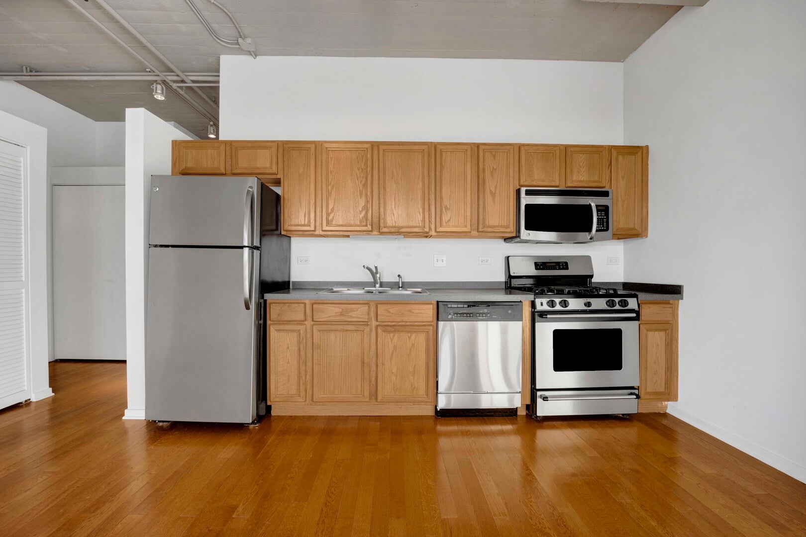1525 S Sangamon Street 610