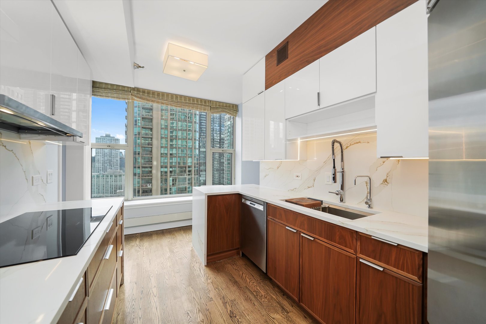 25 E SUPERIOR Street 2805