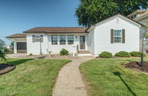 Photo of 722 Argyle Court, Clinton, IA 52732 (MLS # 12708449)