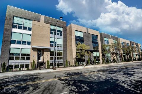 2538 W Addison Street 1E Chicago IL 60618