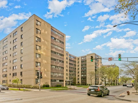 Photo of 6300 N SHERIDAN Road #204, Chicago, IL 60660 (MLS # 12757352)