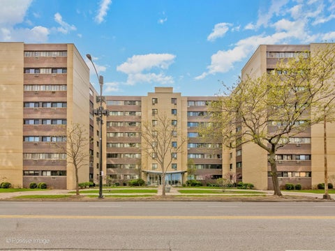 Tiny photo for 6300 N SHERIDAN Road #204, Chicago, IL 60660 (MLS # 12757352)