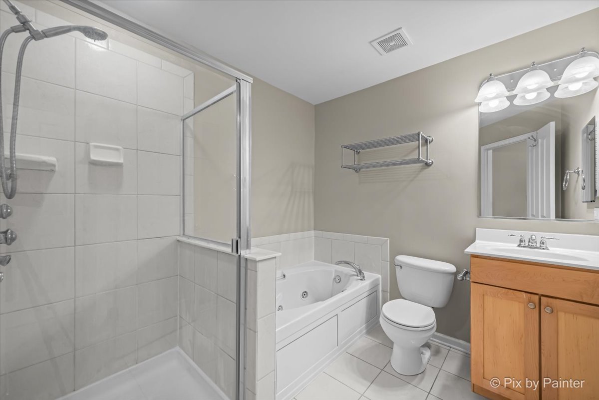 Woodstock, Illinois 60098, United States, 2 Bedrooms Bedrooms, ,4 BathroomsBathrooms,Residential,Active,249794