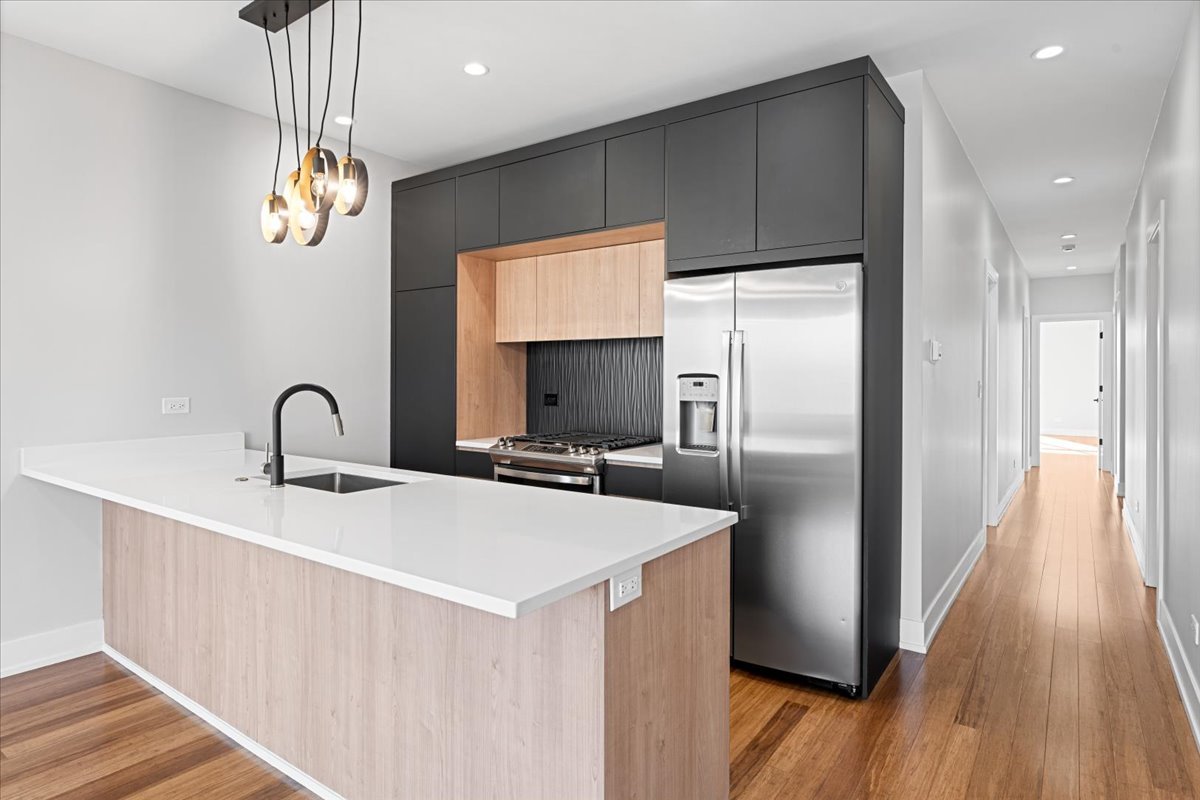 3653 W Barry Avenue 3E