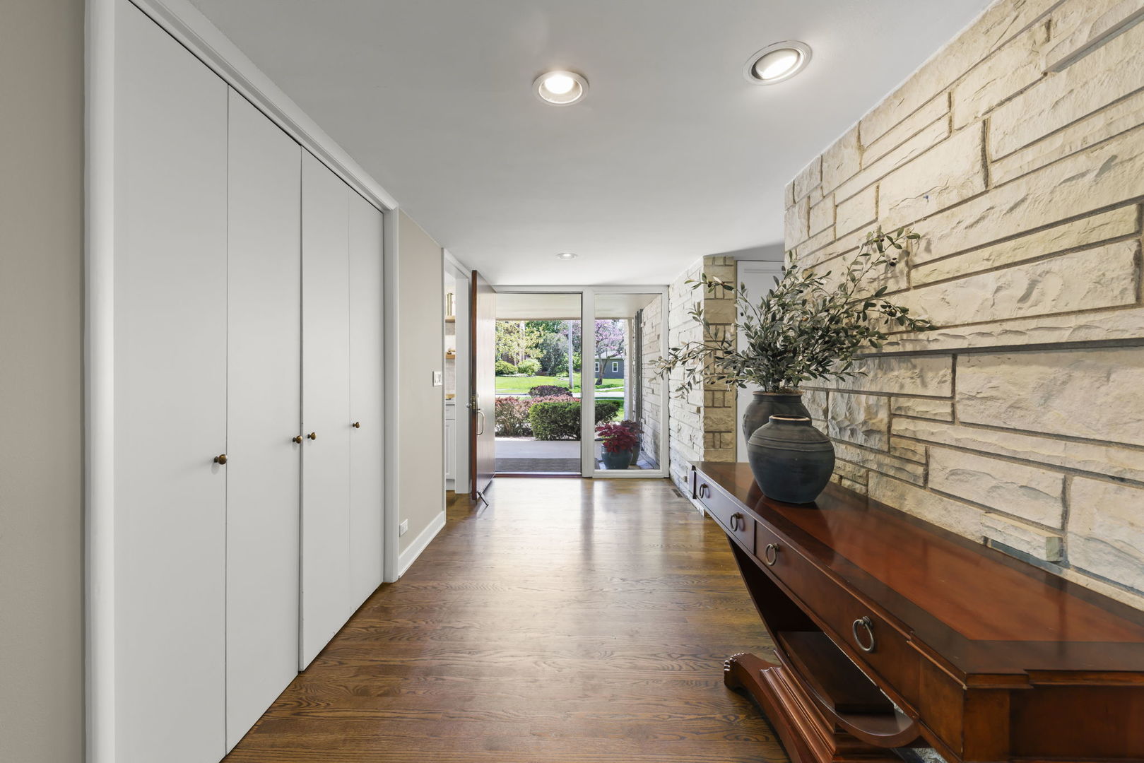 606 Lakeview Terrace