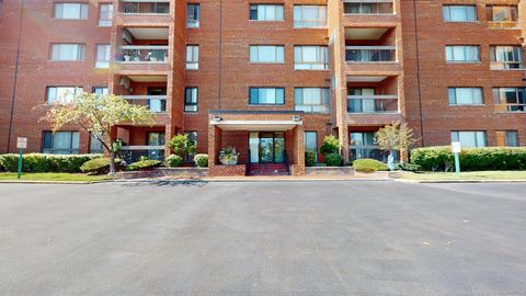 Photo of 600 Naples Court #608, Glenview, IL 60025 (MLS # 12491812)