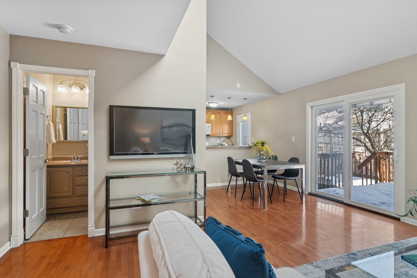 1550 N Dartmoor Avenue