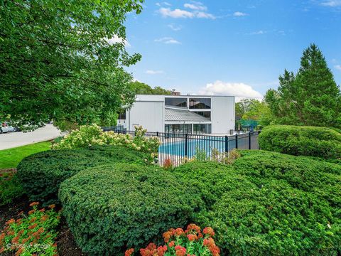 Tiny photo for 2 S ATRIUM Way #606, Elmhurst, IL 60126 (MLS # 12591824)