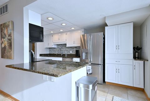 Tiny photo for 2 S ATRIUM Way #606, Elmhurst, IL 60126 (MLS # 12591824)