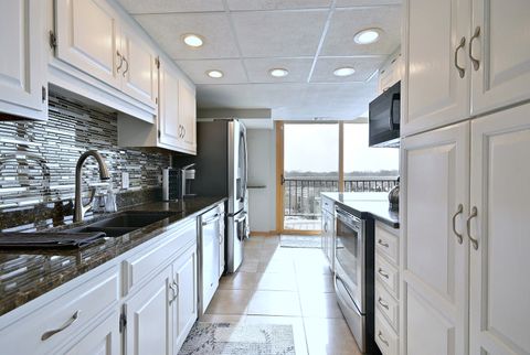 Tiny photo for 2 S ATRIUM Way #606, Elmhurst, IL 60126 (MLS # 12591824)