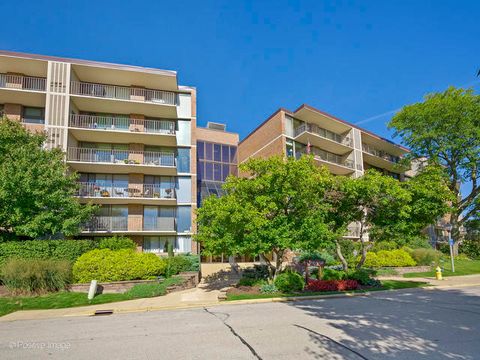 Photo of 2 S ATRIUM Way #606, Elmhurst, IL 60126 (MLS # 12591824)