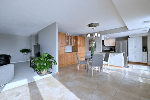 Tiny photo for 2 S ATRIUM Way #606, Elmhurst, IL 60126 (MLS # 12591824)
