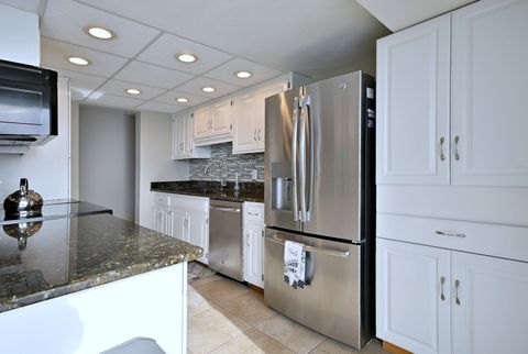 Tiny photo for 2 S ATRIUM Way #606, Elmhurst, IL 60126 (MLS # 12591824)