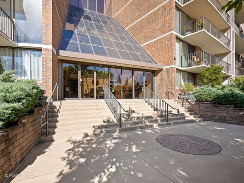 Tiny photo for 2 S ATRIUM Way #606, Elmhurst, IL 60126 (MLS # 12591824)