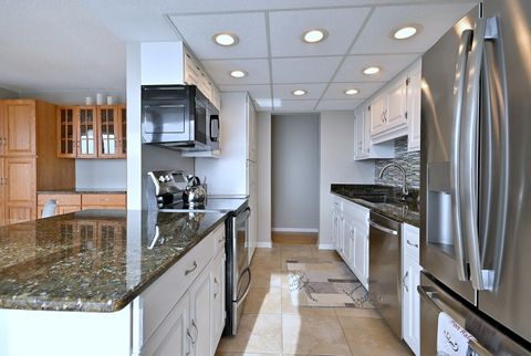 Tiny photo for 2 S ATRIUM Way #606, Elmhurst, IL 60126 (MLS # 12591824)